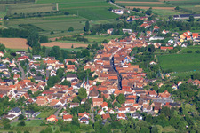 Vue aérienne de Rue principale vue de l'est à Göcklingen dans le département Rhénanie-Palatinat, Allemagne