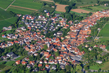 Vue aérienne de Vue du village depuis le nord-est à Göcklingen dans le département Rhénanie-Palatinat, Allemagne