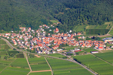 Vue aérienne de Village viticole de l'est à Eschbach dans le département Rhénanie-Palatinat, Allemagne