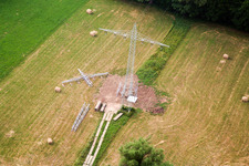 Vue aérienne de Renouvellement du pylône à haute tension sur Bachweg à Kandel dans le département Rhénanie-Palatinat, Allemagne