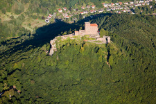 Enregistrement par drone de Château de Trifels à Annweiler am Trifels dans le département Rhénanie-Palatinat, Allemagne