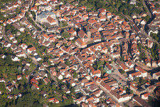 Vue aérienne de Vue des rues et des maisons des quartiers résidentiels à Annweiler am Trifels dans le département Rhénanie-Palatinat, Allemagne