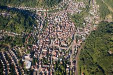 Photographie aérienne de Vue des rues et des maisons des quartiers résidentiels à Annweiler am Trifels dans le département Rhénanie-Palatinat, Allemagne