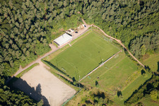 Vue aérienne de Terrain de sport SV à le quartier Gossersweiler in Gossersweiler-Stein dans le département Rhénanie-Palatinat, Allemagne