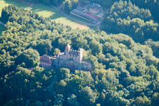 Vue oblique de Château de Berwartstein à Erlenbach bei Dahn dans le département Rhénanie-Palatinat, Allemagne