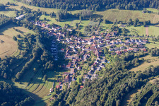 Vue aérienne de Champs agricoles et surfaces utilisables à Niederschlettenbach dans le département Rhénanie-Palatinat, Allemagne
