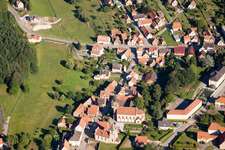 Vue aérienne de Deux églises au centre du village à Climbach dans le département Bas Rhin, France