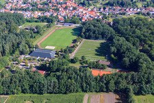 Vue oblique de TUS 08 nouveau terrain en gazon artificiel à le quartier Schaidt in Wörth am Rhein dans le département Rhénanie-Palatinat, Allemagne