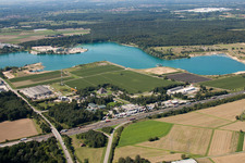 Vue aérienne de Piscine extérieure / lido de Kühlsee Sandweier à le quartier Sandweier in Baden-Baden dans le département Bade-Wurtemberg, Allemagne