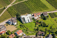 Vue aérienne de Paysage de jardin sur le toit dans le quartier résidentiel d'un immeuble d'appartements Umweger Straße à Varnhalt à le quartier Steinbach in Baden-Baden dans le département Bade-Wurtemberg, Allemagne