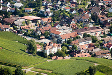 Vue aérienne de Château de Neuweir à le quartier Neuweier in Baden-Baden dans le département Bade-Wurtemberg, Allemagne