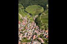 Vue aérienne de Vignobles et zones forestières à le quartier Eisental in Bühl dans le département Bade-Wurtemberg, Allemagne