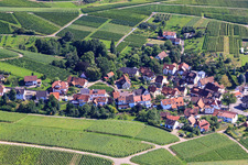Vue aérienne de Village viticole au milieu des vignes à le quartier Eisental in Bühl dans le département Bade-Wurtemberg, Allemagne