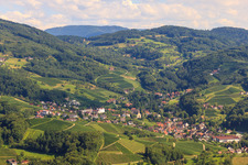Vue aérienne de Village viticole au milieu des vignes à le quartier Büchelbach in Sasbachwalden dans le département Bade-Wurtemberg, Allemagne