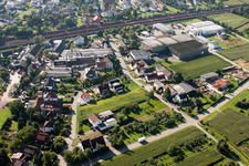 Locaux de l'usine Muffenrohr GmbH à le quartier Hatzenweier in Ottersweier dans le département Bade-Wurtemberg, Allemagne du point de vue du drone