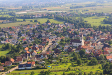 Vue aérienne de Église du Saint-Sang à le quartier Weitenung in Bühl dans le département Bade-Wurtemberg, Allemagne