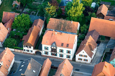 Vue aérienne de Rue Haupt à le quartier Schaidt in Wörth am Rhein dans le département Rhénanie-Palatinat, Allemagne