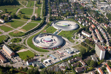 Le centre commercial Shopping Cité, en forme d'OVNI, d'ECE Centermanagement GmbH à le quartier Oos in Baden-Baden dans le département Bade-Wurtemberg, Allemagne du point de vue du drone