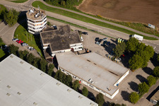 Vue aérienne de Zone industrielle, maison d'édition pour la technologie et l'artisanat GmbH à le quartier Haueneberstein in Baden-Baden dans le département Bade-Wurtemberg, Allemagne
