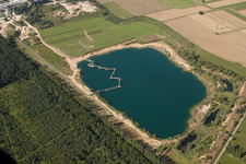 Vue aérienne de Terrain et zones de morts-terrains de la mine de gravier à ciel ouvert de Hardtwald à Durmersheim dans le département Bade-Wurtemberg, Allemagne