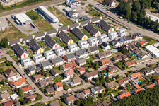 Vue aérienne de Quartier résidentiel d'un lotissement de maisons unifamiliales Douglasienweg à le quartier Silberstreifen in Rheinstetten dans le département Bade-Wurtemberg, Allemagne