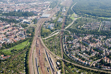 Vue oblique de Plan des voies et gare principale de la Deutsche Bahn à le quartier Südweststadt in Karlsruhe dans le département Bade-Wurtemberg, Allemagne