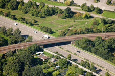 Vue aérienne de Tracé du croisement ferroviaire des systèmes ferroviaires et ferroviaires de la Deutsche Bahn à le quartier Beiertheim-Bulach in Karlsruhe dans le département Bade-Wurtemberg, Allemagne