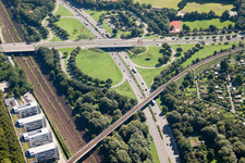 Vue aérienne de Acheminement du trafic et voies du tracé routier à la jonction Südtangente vers la route de desserte A5 Karlsruhe Ettlingen avant le tunnel Edeltrud à le quartier Beiertheim-Bulach in Karlsruhe dans le département Bade-Wurtemberg, Allemagne