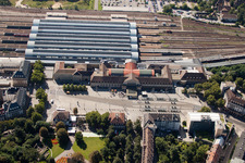 Vue d'oiseau de Plan des voies et gare principale de la Deutsche Bahn à le quartier Südweststadt in Karlsruhe dans le département Bade-Wurtemberg, Allemagne