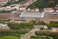 Plan des voies et gare principale de la Deutsche Bahn à le quartier Südweststadt in Karlsruhe dans le département Bade-Wurtemberg, Allemagne vu d'un drone