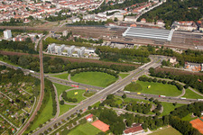 Vue oblique de Acheminement du trafic et voies du tracé routier à la jonction Südtangente vers la route de desserte A5 Karlsruhe Ettlingen avant le tunnel Edeltrud à le quartier Beiertheim-Bulach in Karlsruhe dans le département Bade-Wurtemberg, Allemagne