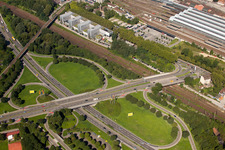 Acheminement du trafic et voies du tracé routier à la jonction Südtangente vers la route de desserte A5 Karlsruhe Ettlingen avant le tunnel Edeltrud à le quartier Beiertheim-Bulach in Karlsruhe dans le département Bade-Wurtemberg, Allemagne d'en haut