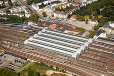 Vue aérienne de Plan des voies et gare principale de la Deutsche Bahn à le quartier Südweststadt in Karlsruhe dans le département Bade-Wurtemberg, Allemagne