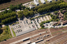 Vue oblique de Plan des voies et gare principale de la Deutsche Bahn à le quartier Südweststadt in Karlsruhe dans le département Bade-Wurtemberg, Allemagne