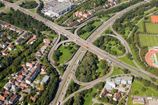 Acheminement du trafic et voies du tracé routier à la jonction Südtangente vers la route de desserte A5 Karlsruhe Ettlingen avant le tunnel Edeltrud à le quartier Beiertheim-Bulach in Karlsruhe dans le département Bade-Wurtemberg, Allemagne hors des airs