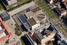 Vue aérienne de Cinémas - Filmpalast am ZKM à le quartier Südweststadt in Karlsruhe dans le département Bade-Wurtemberg, Allemagne