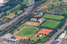 Vue aérienne de Terrains de sport du club sportif de Mühlburg à la gare de Mühlburg à le quartier Südweststadt in Karlsruhe dans le département Bade-Wurtemberg, Allemagne