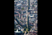 Vue aérienne de Kaiserstraße vue de l'ouest à le quartier Innenstadt-West in Karlsruhe dans le département Bade-Wurtemberg, Allemagne