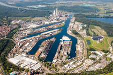 Vue aérienne de Installations portuaires sur les rives du bassin portuaire du Rhin à le quartier Mühlburg in Karlsruhe dans le département Bade-Wurtemberg, Allemagne