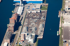 Vue aérienne de Installations portuaires sur les rives du bassin portuaire du Rhin à le quartier Mühlburg in Karlsruhe dans le département Bade-Wurtemberg, Allemagne