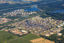 Vue aérienne de Raffinerie MIRO à le quartier Knielingen in Karlsruhe dans le département Bade-Wurtemberg, Allemagne