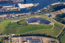 Vue aérienne de Montagne de déchets avec éoliennes à le quartier Rheinhafen in Karlsruhe dans le département Bade-Wurtemberg, Allemagne