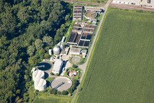 Vue aérienne de Station d'épuration à le quartier Knielingen in Karlsruhe dans le département Bade-Wurtemberg, Allemagne