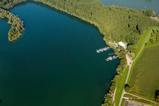 Photographie aérienne de Marina avec amarres pour bateaux de plaisance et amarres pour bateaux sur la zone côtière du club de voile RKC Wörth eV à le quartier Maximiliansau in Wörth am Rhein dans le département Rhénanie-Palatinat, Allemagne