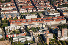 Vue aérienne de Ensemble de bâtiments du musée ZKM Centre d'art et des médias à le quartier Südweststadt in Karlsruhe dans le département Bade-Wurtemberg, Allemagne
