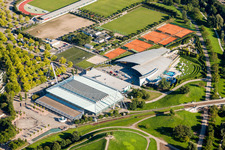 Vue aérienne de Ensemble d'installations sportives à l'Europabad et à l'Europahalle Karlsruhe à le quartier Südweststadt in Karlsruhe dans le département Bade-Wurtemberg, Allemagne