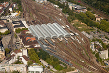 Image drone de Plan des voies et gare principale de la Deutsche Bahn à le quartier Südweststadt in Karlsruhe dans le département Bade-Wurtemberg, Allemagne