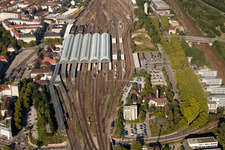 Plan des voies et gare principale de la Deutsche Bahn à le quartier Südweststadt in Karlsruhe dans le département Bade-Wurtemberg, Allemagne du point de vue du drone
