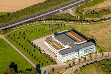 Vue aérienne de Immeuble de bureaux des locaux administratifs et commerciaux de Physik Instrumente (PI) GmbH & Co. KG sur l'A8 dans le quartier de Palmbach à le quartier Stupferich in Karlsruhe dans le département Bade-Wurtemberg, Allemagne