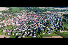 Vue aérienne de Vue de la ville depuis l'ouest à le quartier Ellmendingen in Keltern dans le département Bade-Wurtemberg, Allemagne